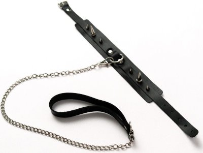 Черный ошейник с шипами и поводком  Цена 1 654 руб. Ошейник имеет декоративную вставку с кольцом для крепления металлического поводка с удобной ручкой. Выполнен из натуральной кожи. Страна: Россия. Материал: натуральная кожа.