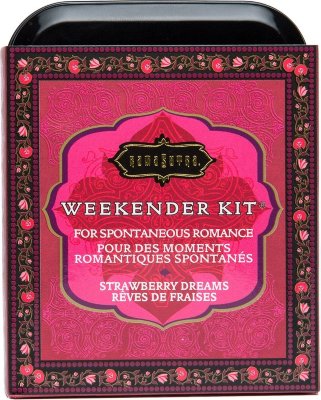 Эротический набор Weekender Kit Strawberry Dreams  Цена 2 966 руб. Всегда будьте готовы к любви и спонтанной романтике с этими миниатюрными чувственными предметами роскоши, которые идеально умещаются в заднем кармане или сумочке. Интересное дополнение на выходные - комплект Weekender! Он скрасит Ваши романтические поездки или отпуск. В комплект входят: шесть эротических игровых карт, которые сделают вашу игру веселой и сексуальной, ароматная и вкусная клубничная пудра для тела Honey Dust (28 гр.) с перьевой пуховкой для нанесения на кожу, согревающее масло для эрогенных зон Oil of Love в бутылочке (6 мл), два саше с лубрикантом Love Liquid Classic (по 3 мл. каждый) и два саше с массажным маслом (по 3 мл. каждый). Все это упаковано в стильную брендированную жестяную коробочку. Нужен необычный подарок? Не можете определиться с тем, что вам нужно? Тогда этот набор тоже для Вас! Попробуйте одни из самых популярных продуктов, упакованных в этот идеальный набор. Все продукты произведены в США из самых качественных ингредиентов. Страна: США.