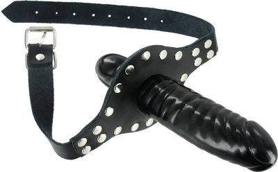 Кляп с фаллосом Ride Me Mouth Gag  Цена 12 860 руб. Кляп-фаллос изготовлен из ПВХ. Фиксируется на голове кожаными ремешками. С одной стороны кляп вставляется в рот и закрепляется на затылке с помощью ремней, с другой стороны - упругий дилдо. Длина фаллоса - 12 см., диаметр - 4 см. Длина кляпа - 6,3 см., диаметр - 3,8 см. Страна: США. Материал: поливинилхлорид (ПВХ, PVC).