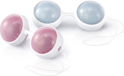 Вагинальные шарики Luna Beads  Цена 19 542 руб. Вагинальные шарики LUNA – выбор женщин, которые заботятся о своих ощущениях во время секса, а также об удовольствии сексуального партнера. По сути, LUNA – секс-игрушка 2-в-1. С одной стороны, это источник наслаждения, ведь передвижения шариков внутри тела всегда приятны. С другой стороны, это настоящий тренажер, позволяющий укрепить интимные мышцы, сделать их более отзывчивыми к ласкам. Погружая шарики в себя, вы можете наслаждаться новыми ощущениями, а также заботиться о силе интимных объятий. LUNA – лучшее средство для приведения интимных мышц женщины в прекрасную форму, что особенно необходимо после родов. В комплект входят 2 пары бусин: голубая и розовая. Для начала тренировок как нельзя лучше подойдут шарики весом 28 грамм. Для закрепления полученных навыков в оправу лучше вставить более тяжелые, 37-грамовые «жемчужины». В комплекте: 2 розовых шарика, 2 голубых шарика, белая силиконовая оправа. Вес каждого розового шарика - 28 грамм. Вес каждого голубого шарика - 37 грамм. Диаметр шариков - 3,6 см. ПОДГОТОВКА К ИСПОЛЬЗОВАНИЮ Если базовые шарики (с веревочкой) можно использовать отдельно, то верхние шарики лишь в паре с базовыми. Для этого понадобится вставить их в оправу. При этом шнурок базового шарика продевается через специальный проем на основании оправы. После этого выше базового шарика вставляется дополнительный. Следует убедиться, что оба шарика сидят в оправе плотно: она должна прилегать к ним. Рекомендуется начинать тренировки с базового шарика, а затем постепенно увеличивать нагрузку: брать оправу и вставлять дополнительные шарики. ВВЕДЕНИЕ ШАРИКОВ Введение шариков чем-то напоминает введение гигиенических тампонов. Сначала нужно слегка смазать шарики лубрикантом. Затем лечь на спину, раздвинуть ноги и аккуратны толчком ввести шарики внутрь себя. Вводить оправу следует верхним шариком (без шнурка). Чтобы облегчить введение, можно слегка приподнять таз или сделать глубокий вдох. РАЗМЕЩЕНИЕ ШАРИКОВ Если всё сделано правильно, то расстояние от нижней части базового шарика до входа во влагалище будет составлять не менее 2 сантиметров. Шнурок базового шарика должен выглядывать из влагалища. ИСПОЛЬЗОВАНИЕ Если цель использования LUNA BEADS – укрепление интимных мышц, необходимо тренироваться ежедневно по полчаса в день на протяжении 2-3 месяцев. Небольшой дискомфорт при использовании LUNA BEADS в первую неделю – это нормально: организм привыкает к шарикам и их движению внутри тела. Если вам не удается удержать шарики внутри себя даже несколько минут, не стоит расстраиваться: чем больше вы будете тренироваться, тем дольше сможете удерживать их внутри. При движении (беге, ходьбе, плавании) маленькие шарики внутри базового и дополнительного также будут двигаться, создавая тем самым небольшую вибрацию. Конечно же, она будет приятна вам и вызовет сокращения мышц влагалища. Страна: Швеция. Материал: анодированный пластик, силикон.