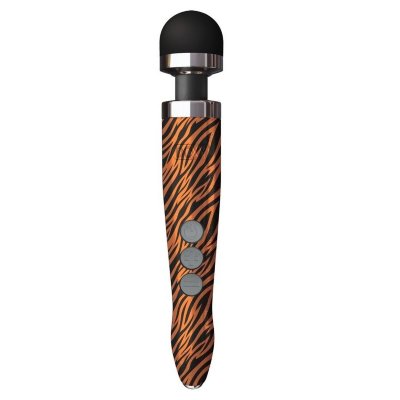 Беспроводной wand-вибратор Doxy Die Cast 3R с тигровым принтом на рукояти - 28 см.  Цена 32 867 руб. Длина: 28 см. Диаметр: 4.5 см. Шикарный сверхмощный вибратор из Великобритании! Оригинальный беспроводной массажер от Doxy с подвижной массажной головкой из шелковистого силикона. Плавно регулируемая вибрация (3000-9000 об/мин) позволяет выбрать желаемый уровень интенсивности. Управление происходит нажатием кнопок на корпусе. Кроме того, Doxy оснащен режимом пульсации, который также имеет 10 скоростей, как и обычная вибрация. Эргономичный дизайн с длинной ручкой легко достигает всех частей тела и внешних эрогенных зон. Массажную головку можно снять для легкой очистки. Перезаряжаемый, USB-кабель для зарядки входит в комплект. Страна: Китай. Материал: металл, силикон. Батарейки: встроенный аккумулятор.