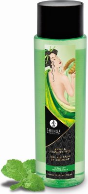 Гель для душа Sensual Mint с ароматом мяты - 370 мл.  Цена 4 498 руб. Ритуал ванны и любовных ласк гармонично сочетается с гелем для ванны Shunga Frosted Cherry на основе растительных масел и витамина Е. Его нежный аромат стимулирует чувства и позволяет без сожаления обмениваться поцелуями по всему телу. Налейте несколько капель геля на губку или банное полотенце, разбавьте водой и вспеньте. Чтобы пузырьки были полными аромата, разбавьте водой. Идеально подходит для пенных ванн: наберите небольшое количество геля под кран и наблюдайте за образованием роскошной пены. -Густая и шелковистая пена -Идеально подходит для чувствительной кожи -Этот ультра-нежный гель для душа не пересушивает кожу. -Оставляет на коже неповторимые нотки бодрящей мятной свежести, как яркое обещание свежего бриза. -Не раздражает глаза -Оставляет на коже ощущение чистоты и свежести -Отлично подходит для поцелуев Деминерализованная вода(Aqua), сахароза, лауретсульфат натрия, глицерин, лаурилсульфат натрия, кокамидопропилбетаин, масло сладкого миндаля (масло Prunus amygdalus dulcis), масло виноградных косточек (масло семян Vitis vinifera), масло авокадо (масло Persea gratissima), кунжутное масло (масло семян Sesamum indicum), сафлоровое масло (Carthamus tinctorius), масло мяты перечной (Mentha piperita), бензоат натрия, лимонная кислота, хлорид натрия, витамин Е (токоферилацетат), аспартам, сок листьев алоэ барбаденсис, глицерет-2. -кокоат, бензойная кислота, FD&C Blue/Bleu #1 (CI 42090), FD&C Yellow/Jaune #5 (CI 19140). Страна: Канада. Объем: 370 мл.