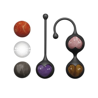 Комплект вагинальных шариков Harmony Stones  Цена 11 751 руб. Диаметр: 3 см. Откройте для себя силу камней Кегеля и их связь с чакрами. Каждый камень предназначен для балансировки ваших энергетических центров, улучшая ваше физическое и эмоциональное благополучие. Испытайте спокойствие, уверенность, оживление и многое другое! Откройте для себя камни и чакры: Сердолик (38 г) - Чакра Сакрала Назначение: Сексуальные желания Чакра Сакрала, расположенная в репродуктивной области, является энергетическим центром, связывающим вас с удовольствием. Балансировка этой чакры устраняет чувство вины и проблемы с самооценкой, пробуждая ваше сексуальное желание, интимность и творчество. Розовый нефрит (38г, жадеит) - Чакра Сердца Назначение: Спокойствие Чакра Сердца, расположенная в центре груди, управляет любовью, состраданием и эмпатией. Когда она сбалансирована, она способствует гармоничным отношениям, эмоциональному исцелению и самопринятию, а также улучшает сердечно-сосудистое здоровье и дарит глубокое внутреннее спокойствие. Тигровый глаз (38 г) - Чакра Солнечного Сплетения Назначение: Уверенность Чакра Солнечного Сплетения, расположенная в верхней части живота, усиливает личную силу, уверенность и самооценку. Сбалансированное солнечное сплетение укрепляет решимость, уверенность и устанавливает здоровые границы, улучшая пищеварение и метаболизм. Аметист (37 г) - Чакра Короны Назначение: Просветление Чакра Короны, расположенная в верхней части головы, связана со духовностью, просветлением и высшим сознанием. Сбалансированная коронная чакра способствует мудрости, духовной связи и чувству единства с вселенной, преодолевая эго и принося глубокий внутренний покой. Камень Биан/Бянь (38 г, метеоритный) - Кровообращение Назначение: Оживление Камень Биан, происходящий из Китая, обладает терапевтическими свойствами. Он используется в массажной терапии для расслабления, снятия мышечного напряжения и улучшения кровообращения. Применяемый на определенных точках, он балансирует поток энергии и улучшает общее самочувствие. Кристаллический кварц (31 г) - Нервная система Назначение: Гармония Кристалл известен своими очищающими и усиливающими свойствами. Его можно разместить на любой чакре для улучшения потока энергии и ясности ума. Кристаллический кварц также помогает в медитации, духовном росте и проявлении намерений. Как использовать камни Кегеля Harmony: Подготовка камней Кегеля: • Выберите камни, которые хотите использовать, в зависимости от их свойств. Используйте разные камни в зависимости от ваших потребностей, желаний и ощущений. • Промойте камни Кегеля теплой водой и антибактериальным мылом. • Вставьте камни в силиконовый шнур. • Нанесите обильное количество смазки на водной основе на камни, чтобы облегчить их введение. Как вставлять камни Harmony: • Ложитесь в удобное положение. • Выберите шарик Кегеля с одним камнем или с двумя камнями, чтобы начать упражнения. • Вставьте выбранный продукт медленно и равномерно до тех пор, пока вам комфортно. Шнур для извлечения должен быть снаружи, чтобы убедиться, что он не остался внутри. • Сжимайте мышцы тазового дна, чтобы удерживать камни Кегеля внутри, и начните выполнять упражнения Кегеля. Например, сожмите мышцы тазового дна и поднимите и сожмите камни Кегеля, удерживайте сжатие в течение 5 секунд, затем расслабьтесь в течение следующих 5 секунд. Повторите это упражнение 5 раз для завершения. Общая длина одинарной сцепки (с петлей) - 13,4 см. Рабочая длина одинарной сцепки - 3 см. Общая длина двойной сцепки (с петлей) - 18,3 см. Рабочая длина двойной сцепки - 8 см. Страна: Испания. Материал: силикон.