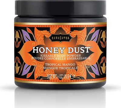 Пудра для тела Honey Dust Body Powder с ароматом манго - 170 гр.  Цена 3 614 руб. Ароматная и вкусная пудра для тела, придающая коже шелковистость и нежный аромат тропических фруктов с сильными нотами манго и оттенком персика. Легкая формула впитывающая влагу, делает кожу мягкой и гладкой. В комплекте аппликатор с сексуальными перьями, вы можете использовать эту пудру на любом участке тела. Для игры с партнером - нанесите пуховкой с перьями пудру на тело и целуйте в местах, где нанесена пудра. Нежно-сладкий нектар жимолости добавит Вашей любви новых впечатлений! Для повседневного использования - перед тем как одеть одежду нанесите пудру на тело в тех местах, где Вы хотите добавить коже сухости и аромата. Обязательно стряхните все излишки пыли, если она попала на темную одежду. Также Вы можете использовать эту чудесную пудру как сухой шампунь! Вотрите массажными движениями в корни волос небольшое количество пудры - она придаст объема волосам и чудесный запах. Легко смывается водой, не содержит в своем составе талька, подходит для веганов, не содержит глютена, парабенов, гипоаллергенна. Страна: США. Объем: 170 гр.
