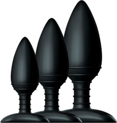 Набор из 3 черных анальных втулок NEXUS BUTT PLUG TRIO SET Три супергладких силиконовых пробки разных размеров, с гибкой ножкой и ребрами для дополнительной стимуляции. Используйте только со смазкой на водной основе. Без вибрации. Рабочая длина малой пробки - 9 см., диаметр - 3 см. Рабочая длина средней пробки - 11 см., диаметр - 4 см. Рабочая длина большой пробки - 13 см., диаметр - 5 см. Страна: Великобритания. Материал: силикон.