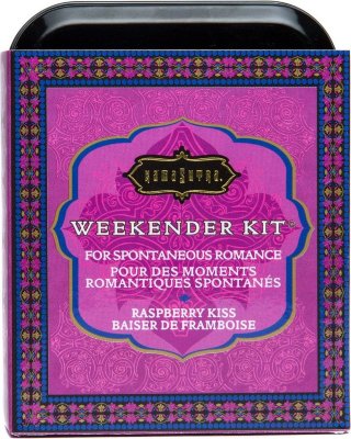 Эротический набор Weekender Kit Raspberry Kiss  Цена 2 904 руб. Всегда будьте готовы к любви и спонтанной романтике с этими миниатюрными чувственными предметами роскоши, которые идеально умещаются в заднем кармане или сумочке. Интересное дополнение на выходные - комплект Weekender! Он скрасит Ваши романтические поездки или отпуск. В комплект входят: шесть эротических игровых карт, которые сделают вашу игру веселой и сексуальной, ароматная и вкусная малиновая пудра для тела Honey Dust (28 гр.) с перьевой пуховкой для нанесения на кожу, согревающее масло для эрогенных зон Oil of Love в бутылочке (6 мл), два саше с лубрикантом Love Liquid Classic (по 3 мл. каждый) и два саше с массажным маслом (по 3 мл. каждый). Все это упаковано в стильную брендированную жестяную коробочку. Нужен необычный подарок? Не можете определиться с тем, что вам нужно? Тогда этот набор тоже для Вас! Попробуйте одни из самых популярных продуктов, упакованных в этот идеальный набор. Все продукты произведены в США из самых качественных ингредиентов. Страна: США.