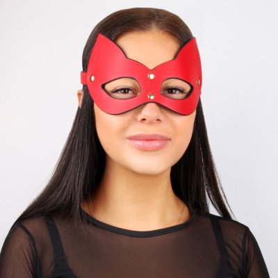 Красно-черная игровая маска с ушками  Цена 1 319 руб. Роскошная секси-маска для BDSM-игр поможет перевоплотиться в роковую госпожу или послушную чаровницу, внесёт в интимную жизнь яркость и разнообразие! С ней можно раскрепоститься и позволить себе гораздо больше! Эротический аксессуар отличается современным дизайном и высоким качеством исполнения. Благодаря ремешкам размер изделия можно регулировать в зависимости от диаметра головы. Страна: Китай. Материал: поливинилхлорид (ПВХ, PVC).