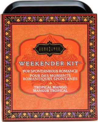 Эротический набор Weekender Kit Tropical Mango  Цена 2 904 руб. Всегда будьте готовы к любви и спонтанной романтике с этими миниатюрными чувственными предметами роскоши, которые идеально умещаются в заднем кармане или сумочке. Интересное дополнение на выходные - комплект Weekender! Он скрасит Ваши романтические поездки или отпуск. В комплект входят: шесть эротических игровых карт, которые сделают вашу игру веселой и сексуальной, ароматная и вкусная манговая пудра для тела Honey Dust (28 гр.) с перьевой пуховкой для нанесения на кожу, согревающее масло для эрогенных зон Oil of Love в бутылочке (6 мл), два саше с лубрикантом Love Liquid Classic (по 3 мл. каждый) и два саше с массажным маслом (по 3 мл. каждый). Все это упаковано в стильную брендированную жестяную коробочку. Нужен необычный подарок? Не можете определиться с тем, что вам нужно? Тогда этот набор тоже для Вас! Попробуйте одни из самых популярных продуктов, упакованных в этот идеальный набор. Все продукты произведены в США из самых качественных ингредиентов. Страна: США.