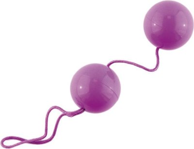Фиолетовые вагинальные шарики BI-BALLS  Цена 789 руб. Длина: 20.5 см. Диаметр: 3.5 см. Бесспорно, секс без прелюдии – это не слишком увлекательно. Нежные, доводящие до исступления ласки… ммм, что может быть лучше? Для предварительных игр можно использовать эти ярко-фиолетовые вагинальные шарики на веревочке. лагодаря введению их внутрь и плавному вытягиванию всего через пару минут женщина будет готова принять в себя нечто более большое и аппетитное. Обработайте вагинальные шарики небольшим количеством интимной смазки. В полулежачем или лежачем положении введите вагинальные шарики во влагалище, оставив нить для вытягивания шариков снаружи. Встаньте, попытайтесь удержать вагинальные шарики в течение некоторого времени (первоначально в течение минуты, далее увеличивая интервал воздействия до 15, 20, 30 и более минут в зависимости от желания и возможностей каждой женщины). До и после использования промыть теплой водой с мылом. Не рекомендуется использовать вагинальные шарики во время непосредственной близости с партнером. Страна: Китай. Материал: анодированный пластик (ABS).