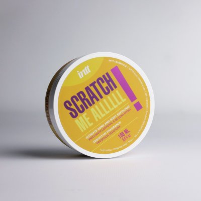Скраб для тела Scratch Me ALLLLLL - 100 мл.  Цена 5 461 руб. Очищающий гель-эксфолиант с микросферами – обновление и нежность для вашей кожи! Подарите своей коже мгновенное обновление с очищающим гелем с микросферами – деликатным, но эффективным средством для глубокого очищения всего тела, включая внешнюю интимную зону. Его уникальная формула бережно удаляет загрязнения, отмершие клетки и избыток кожного сала, не нарушая естественный pH-баланс. Микросферы в составе активируют клеточное обновление, делая кожу заметно мягче, ровнее и сияющей уже после первого применения. А соблазнительный цветочно-фруктовый аромат превратит ваш ежедневный уход в момент наслаждения! Почему стоит выбрать? Глубокое, но деликатное очищение подходит даже для чувствительной кожи. Средство стимулирует обновление, выравнивает текстуру и сужает поры. Легкий сексуальный аромат оставляет приятный шлейф на коже после использования. Универсальность продукта делает его идеальным для женщин и мужчин. Гель готовит кожу к уходу, усиливая действие увлажняющих средств. Как использовать? Нанесите на влажную кожу во время душа. Массируйте круговыми движениями, уделяя внимание зонам с огрубевшей кожей. Тщательно смойте теплой водой. Рекомендуется использовать до 3 раз в неделю. вода, глицерин, рисовая пудра, пропиленгликоль, ароматизатор, ксантановая камедь, масло виноградных косточек, пантенол, 1,2-гександиол, фенилпропанол, тетраметилацетилоктагидронафталин, гексаметилинданопиран, линалоол, масло/экстракт нероли, лимонен, бензилсалицилат, гексилциннамал, линалилацетат, альфа-изометиллионон, кумарин, лимонная кислота, феноксиэтанол, гиалуронат натрия, динатрий ЭДТА, глицерил лаурат. Страна: Португалия. Объем: 100 мл.
