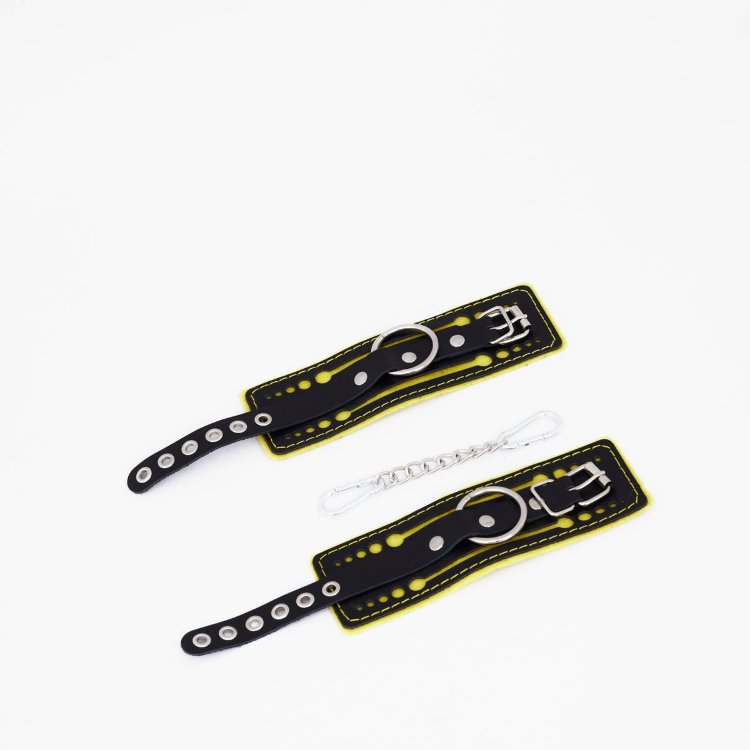 Черно-желтые кожаные наручники с жёлтой строчкой