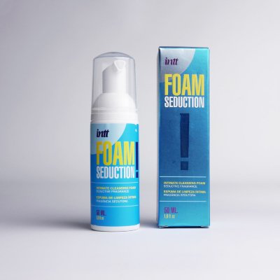 Очищающая пенка для тела Foam Seduction - 50 мл.  Цена 4 172 руб. Эта нежная очищающая пенка создана для тех, кто ценит натуральный уход и чувственные ароматы. В отличие от обычных гелей, ее воздушная текстура бережно очищает интимную зону, сохраняя естественный баланс микрофлоры. Ключевые ингредиенты: глицерин увлажняет и защищает кожу от сухости, пантенол успокаивает и восстанавливает, экстракты цитрусовых дарят свежесть и тонкий аромат, натуральные моющие компоненты (децилглюкозид, лаурилглюкозид) мягко очищают без раздражения. Почему стоит попробовать? Безопасный состав без агрессивных ПАВ и спирта. Чувственный аромат с легкими нотами цитрусов и цветов. Подходит для ежедневного использования и не нарушает pH-баланс. Универсальность для женщин и мужчин. Как использовать? Встряхните флакон. Нанесите небольшое количество на влажную кожу. Помассируйте и смойте водой. Идеально для утреннего и вечернего очищения, использования после спорта и чувствительной кожи. вода, децилглюкозид, глицерин, лаурилглюкозид, отдушка, кокамидопропилбетаин, ниацинамид, пантенол, сополимер акрилатов, 1,2-гександиол, фенилпропанол, тетраметилацетилоктагидронафталины, динатрий ЭДТА, гексаметилинданопиран, линалоол, масло/экстракт цитрусовых, бензилсалицилат, гексилциннамал, линалилацетат, альфа-изометилолонон, кумарин, лимонная кислота. Страна: Португалия. Объем: 50 мл.
