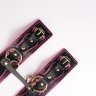 Черные кожаные оковы с розовой строчкой