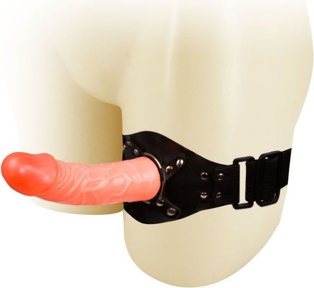 Телесный фаллос с креплением на ногу - 17 см.
