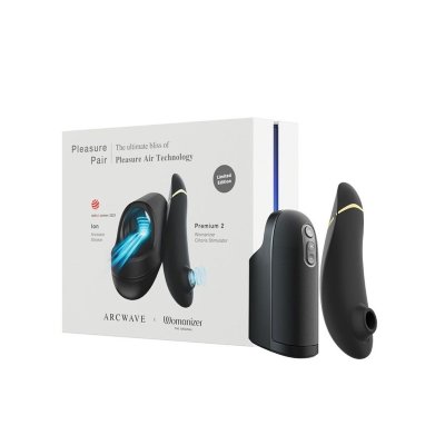 Набор для пар Pleasure Pair: мастурбатор ARCwave Ion и стимулятор Womanizer Premium 2 Набор Pleasure Pair состоит из Arcwave Ion - первого в мире мастурбатора с функцией Pleasure Air - и стимулятора клитора Womanizer Premium 2. Arcwave Ion - испытайте невероятные ощущения от стимуляции, пока мощные воздушные потоки воздействуют на нервные окончания по всей длине полового члена. Мастурбатор изготовлен из силикона CleanTech, который более гигиеничен и долговечен, чем обычный силикон. Womanizer Premium 2 - испытайте удовольствие с уникальной технологией Pleasure Air, которая позволяет стимулировать ваш клитор и испытать оргазм в считанные секунды – от мягких прикосновений до интенсивных всасываний в 14 разных режимах интенсивности. Функция Smart Silence чувствует ваше желание. Womanizer Premium начинает работать только при близком контакте с кожей и переходит в режим ожидания, стоит вам отложить его. Страна: Китай. Материал: анодированный пластик, силикон. Батарейки: встроенный аккумулятор.
