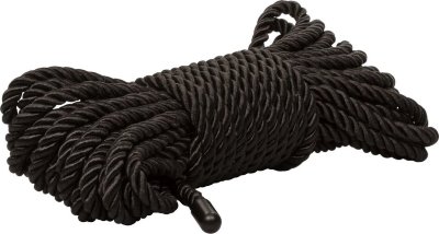 Черная веревка для бондажа BDSM Rope - 10 м.  Цена 3 118 руб. Длина: 1 см. Scandal BDSM Rope – специальная гладкая и шелковистая веревка длинной 10 метров, для бондажа и фиксации партнера при эротических ролевых играх и практиках БДСМ. Страна: Китай. Материал: полиэстер.