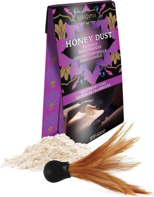 Пудра для тела Honey Dust Body Powder с ароматом малины - 28 гр.  Цена 1 935 руб. Ароматная и вкусная пудра для тела, придающая коже шелковистость и нежный аромат малины с медом. Легкая формула впитывающая влагу, делает кожу мягкой и гладкой. В комплекте аппликатор с сексуальными перьями, вы можете использовать эту пудру на любом участке тела. Для игры с партнером - нанесите пуховкой с перьями пудру на тело и целуйте в местах, где нанесена пудра. Нежно-сладкий нектар жимолости добавит Вашей любви новых впечатлений! Для повседневного использования - перед тем как одеть одежду нанесите пудру на тело в тех местах, где Вы хотите добавить коже сухости и аромата. Обязательно стряхните все излишки пыли, если она попала на темную одежду. Также Вы можете использовать эту чудесную пудру как сухой шампунь! Вотрите массажными движениями в корни волос небольшое количество пудры - она придаст объема волосам и чудесный запах. Легко смывается водой, не содержит в своем составе талька, подходит для веганов, не содержит глютена, парабенов, гипоаллергенна. Страна: США. Объем: 28 гр.