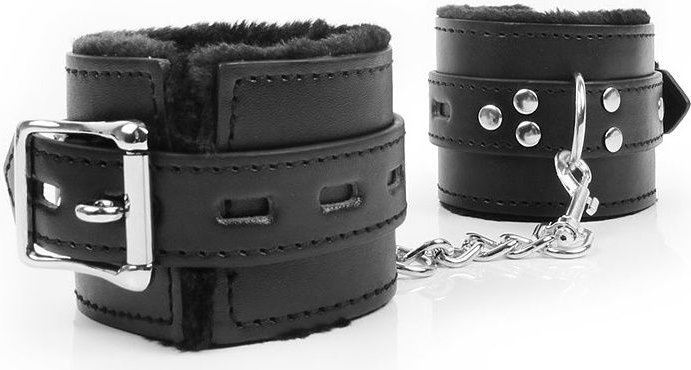 Черные наручники на металлических карабинах