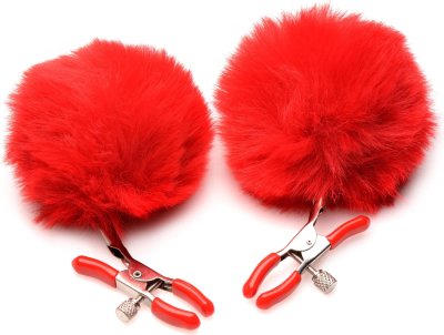 Красные зажимы на соски с помпонами Pom Pom Длина: 11.4 см. Игривые зажимы на соски, которые не только красивы, но и практичны. С их помощью вы сможете создать невероятно соблазнительный образ. Они хорошо сочетаются с любым сексуальным бельём и могут заменить топ, лиф или пэстис. Второй классный способ использовать зажимы для усиления удовольствия во время прелюдии и секса. Чувствительные соски часто остаются без внимания, в то время как небольшой процент девушек может испытать оргазм только от ласки сосков. Благодаря регуляторам, вы можете контролировать силу сдавливания от лёгкого до болезненно-приятного. Сами зажимы металлические, но они покрыты специальным мягким материалом для защиты сосков от повреждения. Зажимы украшены яркими помпонами, которые будут добавлять возбуждающих ощущений при соприкосновении с кожей. Страна: Китай. Материал: металл, мех.