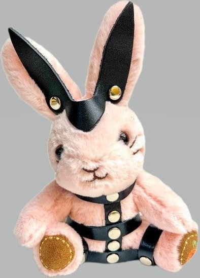 Брелок в виде зайчика в портупее