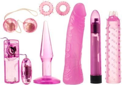 Розовый вибронабор Mystic Treasures Couples Kit  Цена 6 020 руб. Mystic Treasures Couples Kit - это универсальный набор для пар. В комплект входят: вибратор, две насадки для вибратора, одна с точками и усиками и реалистичная, вагинальные шарики, виброяйцо с пультом управления, анальная пробка и два эрекционных кольца. Комплект отлично подойдет как для использования в паре, так и для соло мастурбации. Два эрекционных кольца обеспечивают плотную утяжку члена, для поддержания эрекции в течении более длительного времени, и замедляя процесс эякуляции. Виброяйцо, так же, как и вибратор с насадками отлично подойдут как для внутренней, так и для внешней стимуляции. Управление осуществляется с помощью поворота крышечки в основании. Вагинальные шарики имеют смещенный центр тяжести, что способствует лучшему повышению тонуса интимных мышц. А анальная пробка может использоваться как для дополнительной анальной стимуляции, так и для подготовки к анальному сексу. Длина вибратора - 15,25 см., диаметр - 2,8 см. Длина виброяйца - 6 см., диаметр - 2,6 см. Внутренний диаметр колец - 1,5 см. Диаметр шариков - 3,4 см. Длина пробки - 12 см., диаметр - 2,9 см. Длина насадки на вибратор - 20,5 см. Страна: Китай. Материал: анодированный пластик, TPE. Батарейки: 2 шт., тип AA.