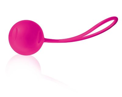 Ярко-розовый вагинальный шарик Joyballs Trend Single  Цена 2 449 руб. Длина: 13.5 см. Диаметр: 3.5 см. Ярко-розовый вагинальный шарик Joyballs Trend Single. С шнурочком для извлечения. Вес - 42 грамма. Страна: Германия. Материал: Silikomed.