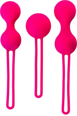 Набор вагинальных шариков различной формы и размера  Цена 3 157 руб. Набор вагинальных шариков A-Toys со смещенным центром тяжести выполнен из нетоксичного и гипоаллергенного 100% силикона высокого качества. На конце есть петля, позволяющая легко вводить и извлекать игрушку. Водонепроницаемы и просты в уходе. Идеальный способ попрактиковать упражнения Кегеля. Благодаря шарикам разной тяжести вы можете начать тренировки, даже если никогда этого не делали, постепенно увеличивая нагрузку. Вагинальные шарики А-Toys укрепляют ЛК-мышцы, улучшают тонус и упругость мышц влагалища, а также помогают увеличить продолжительность и интенсивность оргазмов. Просто нанесите ваш любимый лубрикант и вставьте шарики. Они абсолютно бесшумны, а петлю для извлечения легко спрятать в нижнем белье. Рекомендуется использовать игрушку не более 2 часов, начиная с 20-30 минут ежедневно. Длина больших двойных шариков - 16,5 см., диаметр - 3,2 см., вес - 72 гр. Длина малых двойных шариков - 15,5 см., диаметр - 3 см., вес - 52 гр. Длина одинарного шарика - 12 см., диаметр - 3,5 см., вес - 40 гр. Страна: Китай. Материал: силикон.