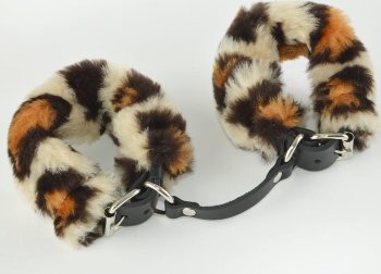 Черные кожаные наручники со съемной леопардовой опушкой