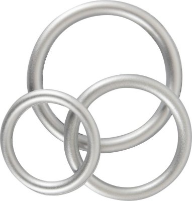 Набор из 3 эрекционных колец под металл Metallic Silicone Cock Ring Set  Цена 1 740 руб. Три разных размера эрекционных кольца в комплекте. В опасном металлическом блеске - комфорт и безопасность силикона. Очень гибкие, так что их можно легко разместить над пенисом и яичками, чтобы создать твердую эрекцию, которая длится долгое время. Диаметр колец - 3,3, 4 и 5,1 см. Страна: Китай. Материал: силикон.