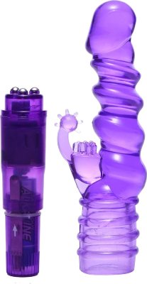 Фиолетовая виброракета с насадкой-кроликом Ribbed Rabbit Vibrator - 21,6 см. Длина: 21.6 см. Диаметр: 3 см. Подарите себе королевское удовольствие с помощью этого ребристого двойного стимулятора! Эта виброракета имеет захватывающую насадку кролика, которая дарит вам двойную стимуляцию, внутри и снаружи. Просто наденьте стимулятор в виде кролика сверху и поверните основание, чтобы получить сверхсильную вибрацию именно там, где вы хотите. Рабочая длина - 8,3 см. Страна: Китай. Материал: термопластичный эластомер (TPE). Батарейки: 1 шт., тип AA.