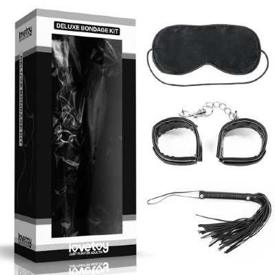 БДСМ-набор Deluxe Bondage Kit для игр: маска, наручники, плётка  Цена 2 973 руб. Deluxe Bondage Kit - роскошная шелковистая атласная повязка для глаз обеспечивает полное затемнение. Настолько удобно, что можно использовать как маску для сна. Абсолютно роскошные мягкие высококачественные наручники для безопасной и удобной игры в бондаж. Deluxe Flogger - многохвостовая плеть с удобной ручкой. В комплекте: маска, наручники, плётка. Страна: Китай. Материал: искусственная кожа.