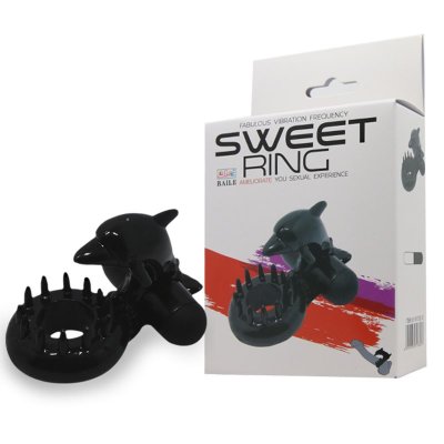 Чёрное эрекционное виброкольцо Sweet Ring с дельфинчиком Длина: 5.5 см. Диаметр: 3.8 см. Дополнительные ощущения для обоих партнеров во время секса! Эрекционное кольцо Sweet Ring – самый простой способ продлить половой акт и усилить ощущения. Мягкое и эластичное кольцо призвано оттянуть эякуляцию и продлить половой акт. Игрушка снабжена съемной вибропулей, которая еще больше усилит удовольствие. Вибропулю можно использовать и отдельно для воздействия на другие эрогенные зоны. Виброкольцо Sweet Ring следует надевать на основание пениса непосредственно перед половым актом. Игрушка изготовлена из приятного на ощупь TPR. Материал быстро принимает температуру вашего тела и легко растягивается до нужно размера. Батарейки в комплекте (3хLR41). Внутренний диаметр - 1,7 см. Страна: Китай. Материал: термопластичная резина (TPR).