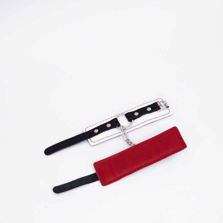 Бело-красные кожаные наручники