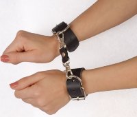 Чёрные наручники Новичок на карабинах