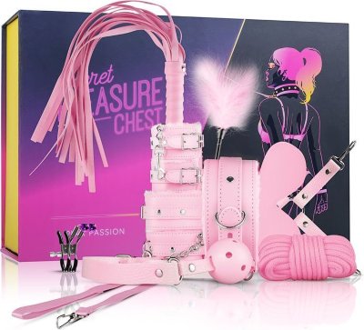 Розовый эротический набор Pink Pleasure  Цена 11 109 руб. Розовый эротический набор Pink Pleasure. В комплекте плеть, оковы, наручники, ошейник, крестообразный соединитель, поводок, зажимы на соски, веревка (5 метров), кляп, маска на глаза, щекоталка. Страна: Китай. Материал: полиэстер.