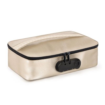 Золотистая сумочка для хранения игрушек Discreet Box Откройте для себя роскошную Discreet Box для безопасного хранения ваших интимных аксессуаров. Ищете стильное и надежное решение для хранения ваших секс-игрушек? Представляем Discreet Box. Эта сумочка не только обеспечивает безопасность, но и добавляет нотку роскоши благодаря своему изысканному дизайну и качественному покрытию. Особенности и преимущества: - Встроенный кодовый замок: надежная защита ваших личных вещей. - Большая вместимость: просторное внутреннее пространство для всех ваших аксессуаров. - Эластичные ленты: удобное крепление для надежного хранения. - Новая внутренняя сетчатая сумка на молнии: организуйте и храните ваши игрушки с легкостью. - Двойная застежка-молния и внутренний карман на молнии: дополнительное удобство и безопасность. Размеры - 27х16х7,62 см. Страна: Китай. Материал: полиуретан.