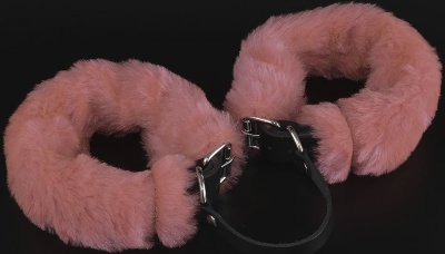 Черные кожаные оковы со съемной розовой опушкой  Цена 1 365 руб. Оковы изготовлены из натуральной кожи и декорированы съемным искусственным мехом. Страна: Россия. Материал: мех, натуральная кожа, металл.