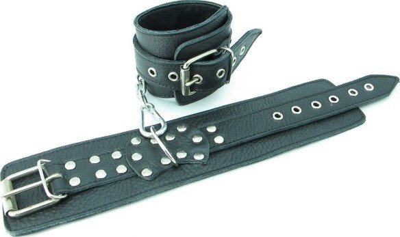 Чёрные кожаные оковы с клепками