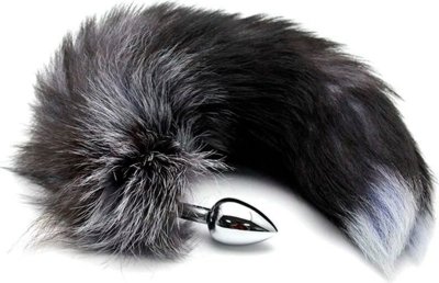 Серебристая анальная пробка с темным лисьим хвостом Black White Fox Tail Size S  Цена 3 831 руб. Диаметр: 3.2 см. Металлическая анальная пробка с пушистым хвостом для захватывающих и разнообразных ролевых игр. Втулка оснащена широким основанием, которое предотвращает проскальзывание, делая весь процесс безопаснее. Рекомендуем использовать с этой секс-игрушкой смазку на силиконовой основе, она обеспечит длительное скольжение и снизит риск травматизации. Рабочая длина - 7 см. Страна: Китай. Материал: металл, мех.