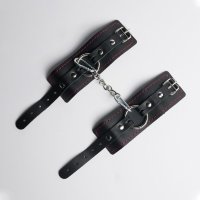Черные кожаные наручники с красной строчкой