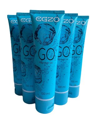 Набор из 5 пролонгирующих лубрикантов на водной основе Egzo Go (по 100 мл.) Набор из 5 пролонгирующих лубрикантов на водной основе Egzo Go (по 100 мл.). Лубрикант на водной основе Go от EGZO превратит интимную близость в нескончаемый марафон нежности и страсти. Входящий в состав экстракт мяты снижает чувствительность пениса, тем самым предотвращая преждевременную эякуляцию. Непревзойдённое скольжение вкупе с пролонгирующим действием делают смазку Go настоящей находкой для страстных натур. Среди компонентов лубриканта – касторовое масло. Именно оно обеспечивает увлажняющее и смягчающее действие. Вам понравится, как Go распределяется по коже – без скатывания и чувства липкости. Благодаря отсутствию отдушек смазка имеет нейтральный аромат. Может использоваться с презервативами и секс-игрушками из любых материалов. вода, глицерин, гидроксиэтилцеллюлоза, феноксиэтанол, этилгексилглицерин, имидазолидинилмочевина, пэг-40, пропиленгликоль, парфюм, динатрия эдта, пропандиол. Страна: Великобритания. Объем: 5 шт. по 100 мл.