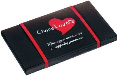 Шоколад с афродизиаками ChocoLovers - 20 гр.  Цена 632 руб. ChocoLovers - шоколад с афродизиаками для мужчин и женщин. В составе содержатся уникальные компоненты растительного происхождения- афродизиаки, которые стимулируют сексуальное возбуждение в организме человека и его половую активность, дают силы на удовлетворение сексуального влечения. В коробочке две плитки изумительно вкусного бельгийского шоколада, с которыми влюблённые испытают невероятное удовольствие и сексуальное возбуждение! В составе шоколада 4 сильнейших природных афродизиака: Мака Пура, Муира Пуама, орех Колы и Какао-бобы. Мака Пура: Мака перуанская наделяет повышенной жизненной энергией и выносливостью , способствует умственной деятельности и нормализует гормональный дисбаланс. Однако его наибольшая известность заключается в его возбуждающих свойствах, которые увеличивают потенцию мужчин и желание у женщин. Порошок корня маки содержит более 55 природных веществ- большинство людей мгновенно чувствуют подъем настроения и уровня энергии. Муира Пуама: Считается самым мощным афродизиаком и используется уже много столетий как самое эффективное средство лечения импотенции. Снимает стрессы, оптимизирует функции нервной системы, и особенно той ее части, которая отвечает за «эротическое настроение» мужчины. Муира-Пуама оказывает выраженное тонизирующее и антистрессовое действие. Женщины часто используют Муира-Пуама для усиления полового влечения. Орех Колы: Еще в XVI столетии описывались уникальные качества этого ореха, который мог снять усталость, а также дать заряд бодрости на долгое время. Шоколад с молотыми орешками кола употребляется как тонизирующее средство. Полезные вещества ореха кола делают мысли ясными, помогают полностью избавиться от чувства усталости и сонливости. Какао-бобы и шоколад: Было доказано, что шоколад оказывает успокаивающее воздействие на психику, продукт за считанные минуты повышает настроение. Настроение повышается потому, что в состав входит теобромин, являющийся аналогом кофеина. После употребления сладкого человек становится бодрым и энергичным, усталости почти не чувствуется. На протяжении нескольких часов организм не испытывает потребности во сне. Теобромин в шоколаде снимает усталость и придает энергию. Противопоказания: непереносимость шоколада, сахарный диабет. какао, сахар, эмульгатор, мака пура, муира пуама, орех колы, кофеин. Страна: Россия. Объем: 20 гр.