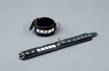 Чёрные кожаные наручники с металлическими квадропуклями