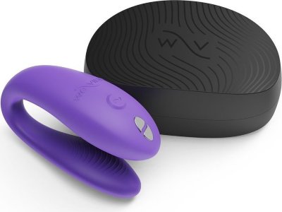Фиолетовый вибромассажер для пар We-Vibe Sync Go  Цена 21 194 руб. Длина: 7.5 см. Sync Go – обновлённый инновационный вибратор для пар в специализированном дорожном чехле и с возможностью создания уникальных «плейлистов» вибрации и и управления на любом расстоянии из любой точки мира. Все моторы We-Vibe уникальны и работают на низких частотах, создавая глубинную вибрацию. Это делает воздействие на эрогенные зоны интенсивным, но при этом очень мягким. Вибромассажер имеет удобную эргономичную запатентованную форму в виде подковы. Каждый изгиб тщательно продуман для вашего комфорта и удовольствия. Два отростка, один из которых предназначен для стимуляции клитора, второй для стимуляции передней стенки влагалища. Вибратор подстраивается под анатомические особенности строения тела. Управление можно осуществлять непосредственно на игрушке или в приложении We-Connect. Вибромассажер заряжается через штекерный зарядный кабель и может быть подключен практически в любом месте. Просто подсоедините идущий в комплекте шнур к совместимому порту компьютера или USB-адаптера (приобретается отдельно), а противоположный конец к разъему у основания. Полная зарядка занимает всего 2 часа, ее достаточно для беспрерывной работы в течение 90 минут. Страна: Китай. Материал: силикон. Батарейки: встроенный аккумулятор.