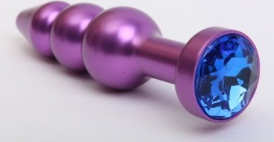 Фиолетовая фигурная анальная ёлочка с синим кристаллом - 11,2 см.  Цена 2 257 руб. Длина: 11.2 см. Диаметр: 2.9 см. Металлическая анальная пробка с ограничительным основанием для безопасного использования и кристаллом. Страна: Китай. Материал: металл.