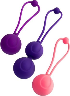 Набор из 3 вагинальных шариков BLOOM разного цвета  Цена 3 537 руб. Набор вагинальных шариков Bloom от LEroina изготовлен из нетоксичного и гипоаллергенного 100% силикона высокого качества. На конце есть петля, позволяющая легко вводить и извлекать игрушку. Водонепроницаемы и просты в уходе. Идеальный способ попрактиковать упражнения Кегеля. Благодаря шарикам разной тяжести вы можете начать тренировки, даже если никогда этого не делали, постепенно увеличивая нагрузку. Вагинальные шарики LEroina укрепляют ЛК-мышцы, улучшают тонус и упругость мышц влагалища, а также помогают увеличить продолжительность и интенсивность оргазмов. Они абсолютно бесшумны, а петлю для извлечения легко спрятать в нижнем белье. Рекомендуется использовать игрушку не более 2 часов, начиная с 20-30 минут ежедневно. Длина большого шарика - 13,5 см., диаметр - 3,1 см. Длина среднего шарика - 10,5 см., диаметр - 3,1 см. Длина маленького шарика - 10,5 см., диаметр - 3,1 см. Страна: Китай. Материал: силикон.