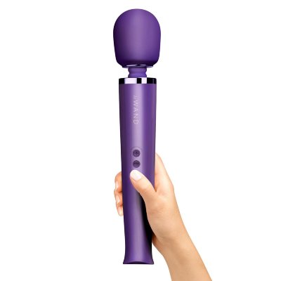 Фиолетовый вибратор Le Wand Rechargeable Vibrating Massager - 34 см. Длина: 34 см. Диаметр: 5.5 см. Фиолетовый le WAND имеет 10 скоростей интенсивности массажа и 20 запрограммированных режимов. Включая самый необычный режим - хаотичная вибрация, когда массажер сам выбирает, какую функцию активировать. Скорости переключаются ’’минусом’’ и ’’плюсом’’, их же используйте для включения/выключения вибратора. Функции переключаются центральной кнопкой. Большая головка расположена на гибкой шее, которая позволяет использовать стимулятор для массажа различных мест с максимальным комфортом. Массажер на перезаряжаемом аккумуляторе позволит забыть о батарейках, зарядное устройство в комплекте. Для полной зарядки требуется 3 часа, время работы на одном заряде - 3 часа, есть световой индикатор, который мигает, когда заряжается, горит постоянно, когда массажер полностью заряжен. Если индикатор часто мигает, значит зарядка подходит к концу. Массажер имеет ’’трэвел лок’’ - зажмите плюс и минус одновременно, чтобы заблокировать массажер от случайного включения. Чтобы разблокировать - повторите процедуру. Страна: Китай. Материал: анодированный пластик, силикон. Батарейки: встроенный аккумулятор.