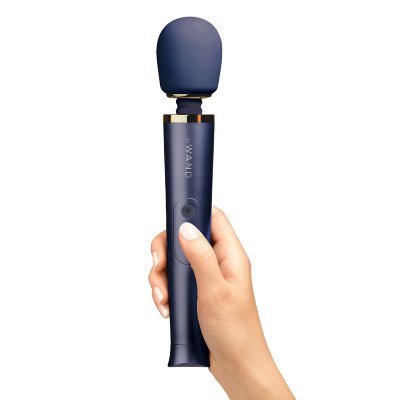 Cиний вибратор Le Wand Petite Rechargeable Vibrating Massager - 25 см. Длина: 25 см. Диаметр: 4.5 см. Le Wand Petite - уменьшенная версия классического Le Wand, он не теряет своей мощности и не идет на компромиссы! В массажере соединились стиль, функциональность и комфорт использования. Большая широкая головка массажера выполнена из безопасного силикона, кнопки управления также из мягкого материала для удобства. Ванды славятся одной из самых мощных вибраций и универсальностью использования. Мини-ванд кобальтового синего цвета имеет 10 скоростей интенсивности массажа и 6 запрограммированных режимов. Скорости переключаются ’’минусом’’ и ’’плюсом’’, их же используйте для включения/выключения вибратора. Функции переключаются центральной кнопкой. Большая головка расположена на гибкой шее, которая позволяет использовать стимулятор для массажа различных мест с максимальным комфортом. Массажер на перезаряжаемом аккумуляторе позволит забыть о батарейках, зарядное устройство в комплекте. Для полной зарядки требуется 2 часа, время работы на одном заряде - 1 час, есть световой индикатор, который мигает, когда заряжается, горит постоянно, когда массажер полностью заряжен. Если индикатор часто мигает, значит зарядка подходит к концу. Массажер имеет ’’трэвел лок’’ - зажмите плюс и минус одновременно, чтобы заблокировать массажер от случайного включения. Чтобы разблокировать - повторите процедуру. Страна: Китай. Материал: анодированный пластик, силикон. Батарейки: встроенный аккумулятор.