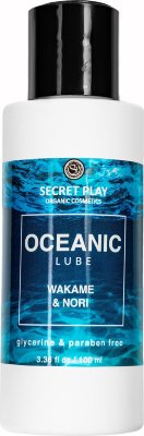 Органический гель Oceanic Lube - 100 мл. Oceanic Lube от испанского бренда Secret Play — это органическая смазка на водной основе, созданная для тех, кто ищет естественное увлажнение и комфорт во время интимных моментов. Экстракты морских водорослей вакаме и нори, насыщенные витаминами и минералами, обеспечивают длительное увлажнение, мягкость и скольжение, помогая избавиться от неприятных ощущений сухости и дискомфорта. Лубрикант дополнен органическим алоэ вера с антибактериальными свойствами и эфирным маслом иланг-иланга, которое усиливает чувственность, пробуждая сексуальное желание и создавая атмосферу расслабленности и романтики. Смазка не имеет запаха и вкуса, полностью натуральна, безопасна для самой чувствительной кожи и имитирует естественную смазку тела. Без парабенов, глицерина и ароматизаторов — только чистые, сертифицированные органические ингредиенты. Наносите на интимные зоны по мере необходимости для увлажнения и комфортного скольжения. Lavandula Latifolia Flower Water, *Aloe Barbadensis Leaf Juice, Xanthan Gum, Aqua, Cananga Odorata Flower Oil, Porphyra Umbilicalis Extract, Undaria Pinnatifida Extract, Potassium Sorbate, Sodium Benzoate, Citric Acid, Lactic Acid, **Linalool, **Benzyl Benzoate, **Benzyl Salicylate, **Farnesol. Страна: Испания. Объем: 100 мл.