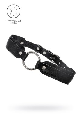 Черный кожаный чокер-ошейник со скруглёнными углами  Цена 2 015 руб. Длина: 45 см. Собираетесь порадовать своего Господина? Тогда без чокера от Pecado точно не обойтись. Черный, лаконичный, он придаст образу роскошный и возбуждающий вид. Благодаря ширине в 3 см и скруглённым краям, аксессуар хорошо сидит как на женской, так и на мужской шее. Натуральная кожа тактильно приятна к телу, а ее терпкий аромат возбуждает. Надежная застежка-пряжка комфортно регулируется под необходимый размер. Благодаря ей девайс хорошо фиксируется и не болтается во время игр. Аксессуар декорирован качественной металлической фурнитурой. Большое стальное кольцо спереди изделия притягивает взгляд. К нему возможно присоединить как поводок, так и цепь любой длины. Ширина - 3 см. Страна: Россия. Материал: натуральная кожа.